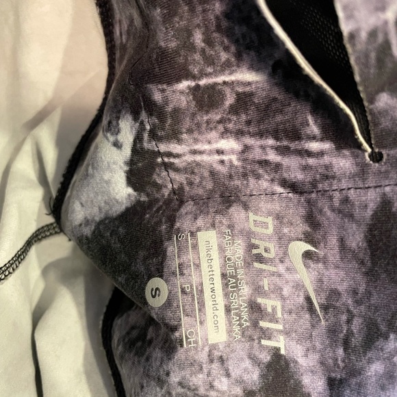 Marble Pattern Cropped Nike Dri-Fit Leggings - Picture 3 of 3